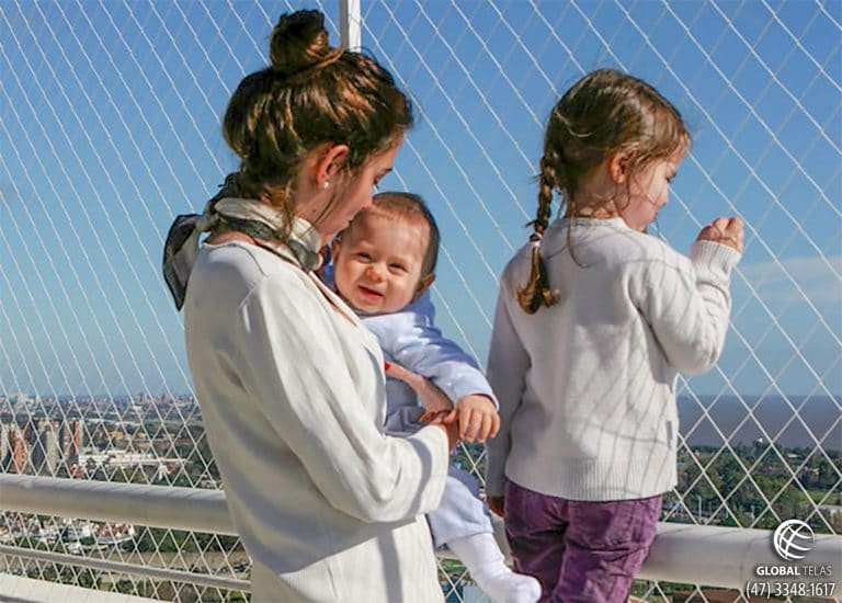 Mãe e crianças rede de proteção varanda