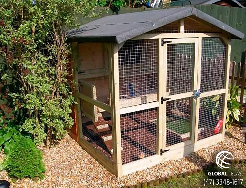 viveiro de madeira com telhado para aves